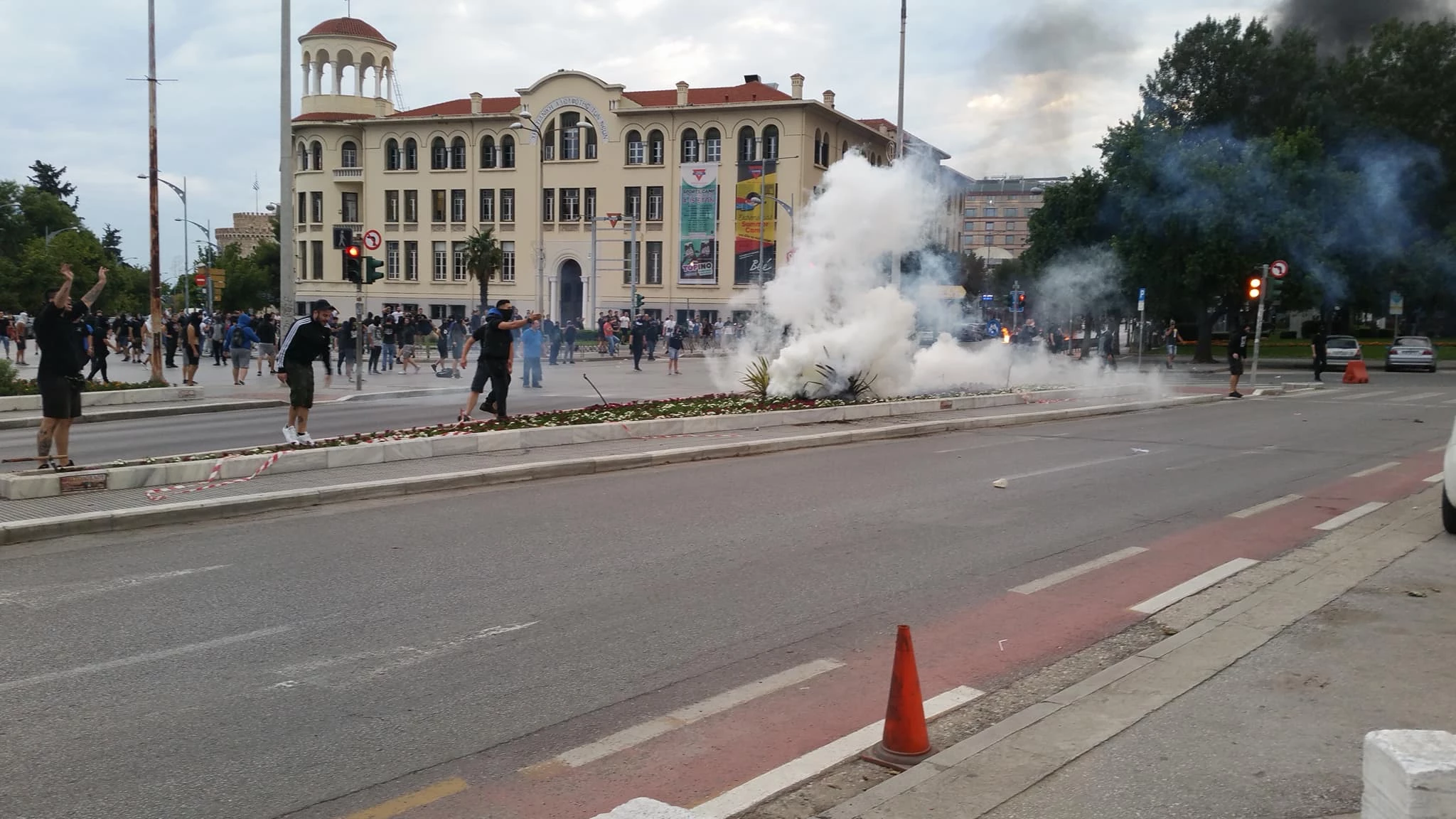 «Μάχη» μέχρις εσχάτων για την Μακεδονία μας – «Φωτιά» πήρε το κέντρο της Θεσσαλονίκης – Συλλήψεις, κλειστοί δρόμοι και ασθενοφόρο στο σημείο των επεισοδίων